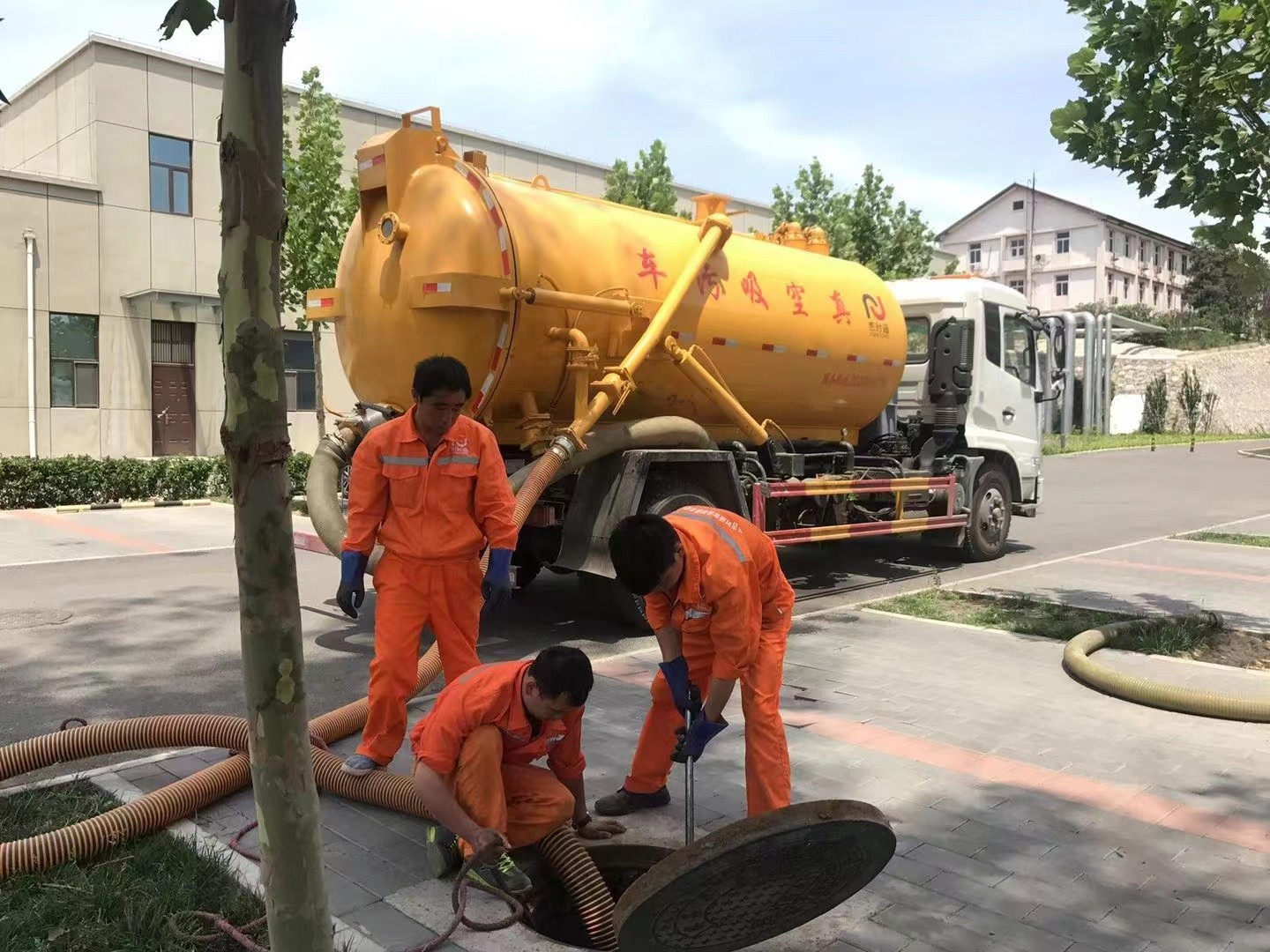 曾都管道疏通车停在窨井附近