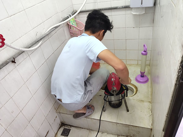 曾都管道堵塞冒臭气 专业师傅现场解决问题