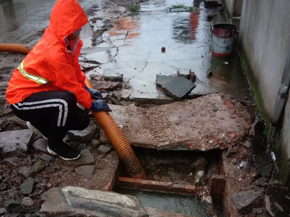 曾都专业清理污水池 炜誉市政以规范流程守护城市 “肠道”