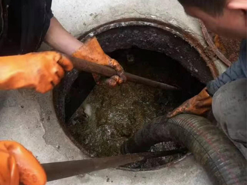 曾都清理化粪池时如何避免沼气的危害？